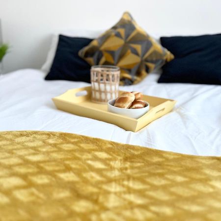 3 Cosy Homes Walking Distance To Mall With Parking Available To Book Separately 3 Bed House Or 1 Bed Apartment Or Studio Лондон Экстерьер фото