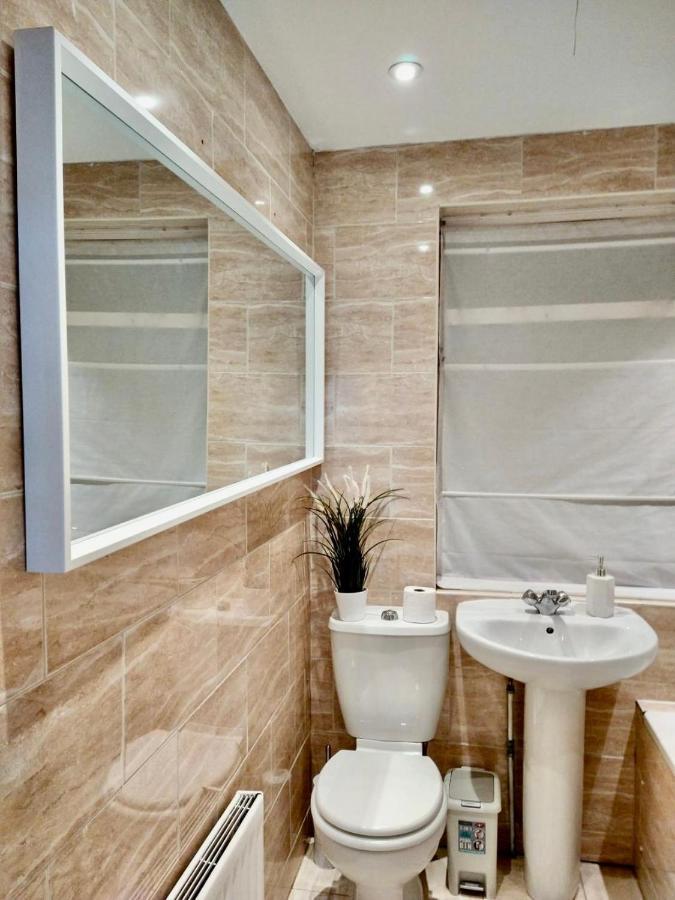 3 Cosy Homes Walking Distance To Mall With Parking Available To Book Separately 3 Bed House Or 1 Bed Apartment Or Studio Лондон Экстерьер фото