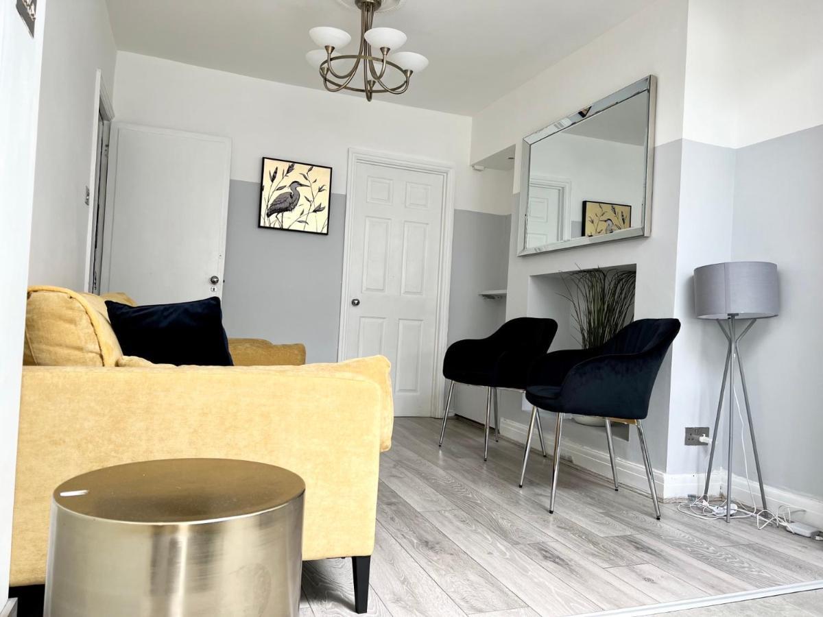 3 Cosy Homes Walking Distance To Mall With Parking Available To Book Separately 3 Bed House Or 1 Bed Apartment Or Studio Лондон Экстерьер фото