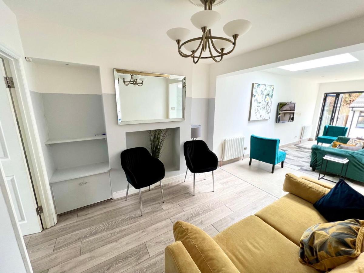 3 Cosy Homes Walking Distance To Mall With Parking Available To Book Separately 3 Bed House Or 1 Bed Apartment Or Studio Лондон Экстерьер фото