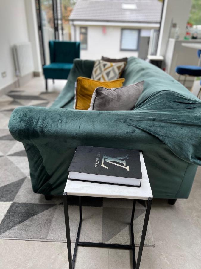 3 Cosy Homes Walking Distance To Mall With Parking Available To Book Separately 3 Bed House Or 1 Bed Apartment Or Studio Лондон Экстерьер фото