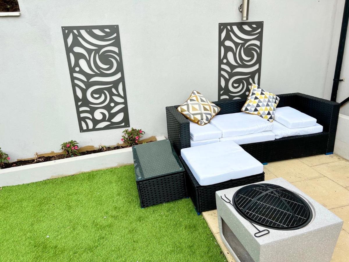 3 Cosy Homes Walking Distance To Mall With Parking Available To Book Separately 3 Bed House Or 1 Bed Apartment Or Studio Лондон Экстерьер фото