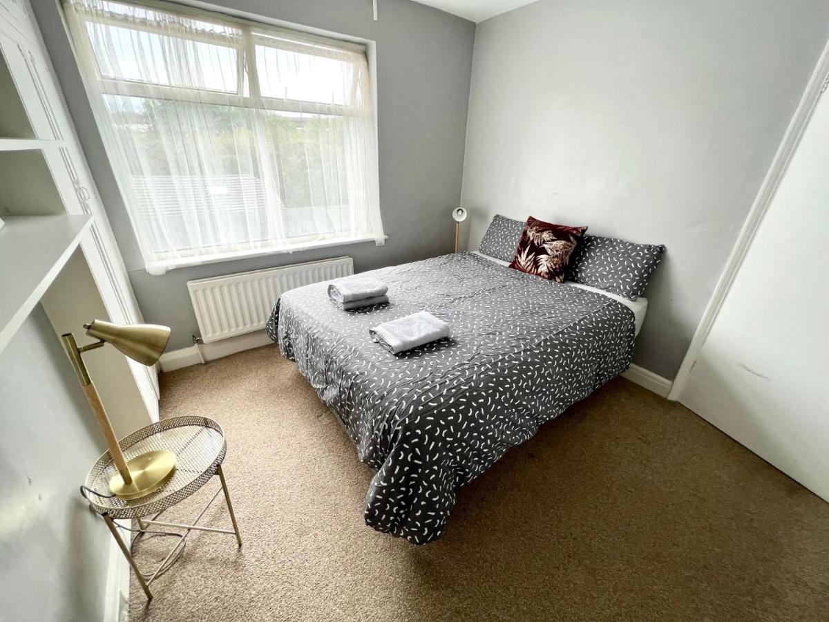 3 Cosy Homes Walking Distance To Mall With Parking Available To Book Separately 3 Bed House Or 1 Bed Apartment Or Studio Лондон Экстерьер фото