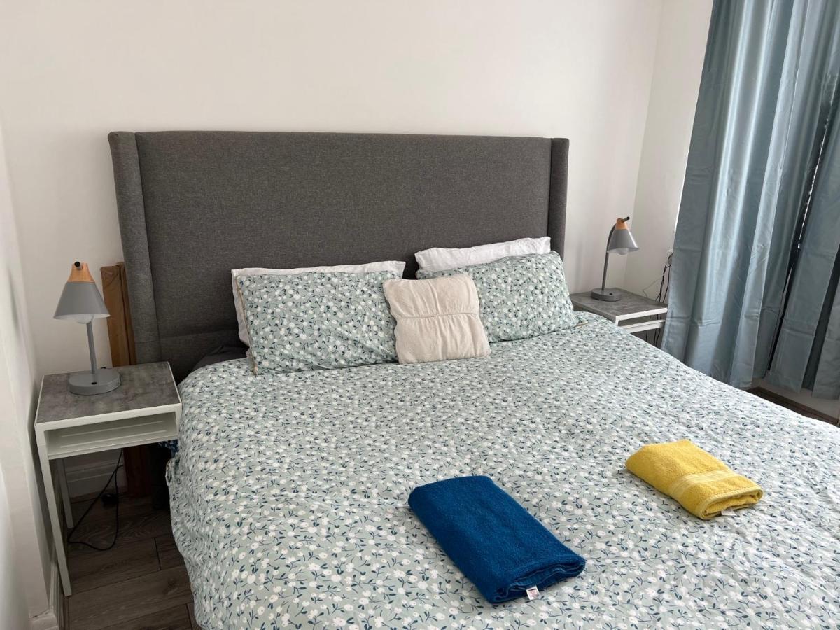 3 Cosy Homes Walking Distance To Mall With Parking Available To Book Separately 3 Bed House Or 1 Bed Apartment Or Studio Лондон Экстерьер фото