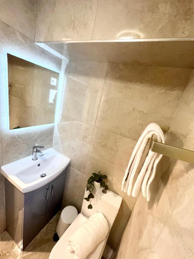 3 Cosy Homes Walking Distance To Mall With Parking Available To Book Separately 3 Bed House Or 1 Bed Apartment Or Studio Лондон Экстерьер фото