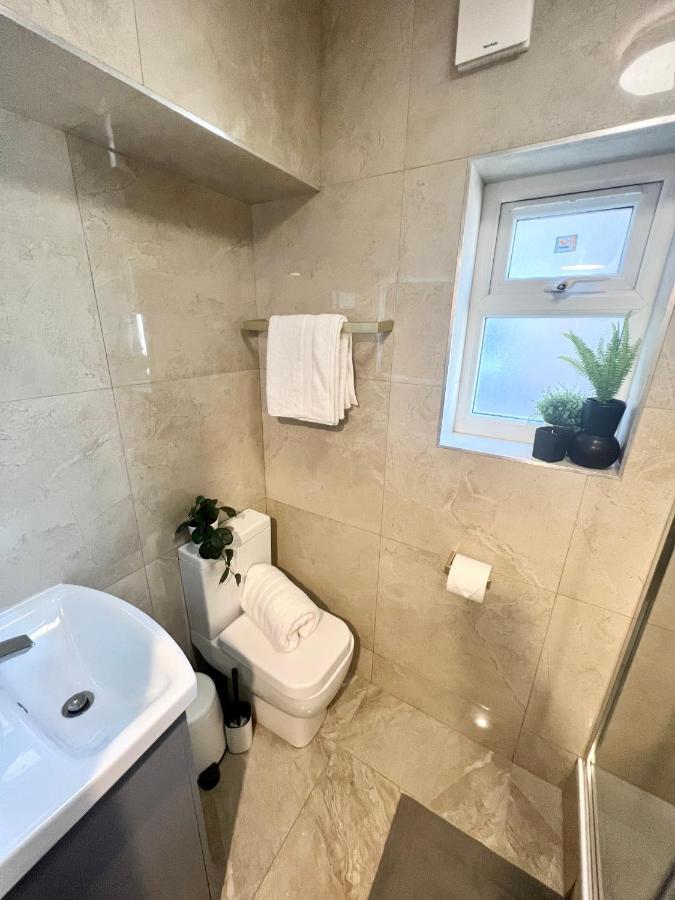 3 Cosy Homes Walking Distance To Mall With Parking Available To Book Separately 3 Bed House Or 1 Bed Apartment Or Studio Лондон Экстерьер фото