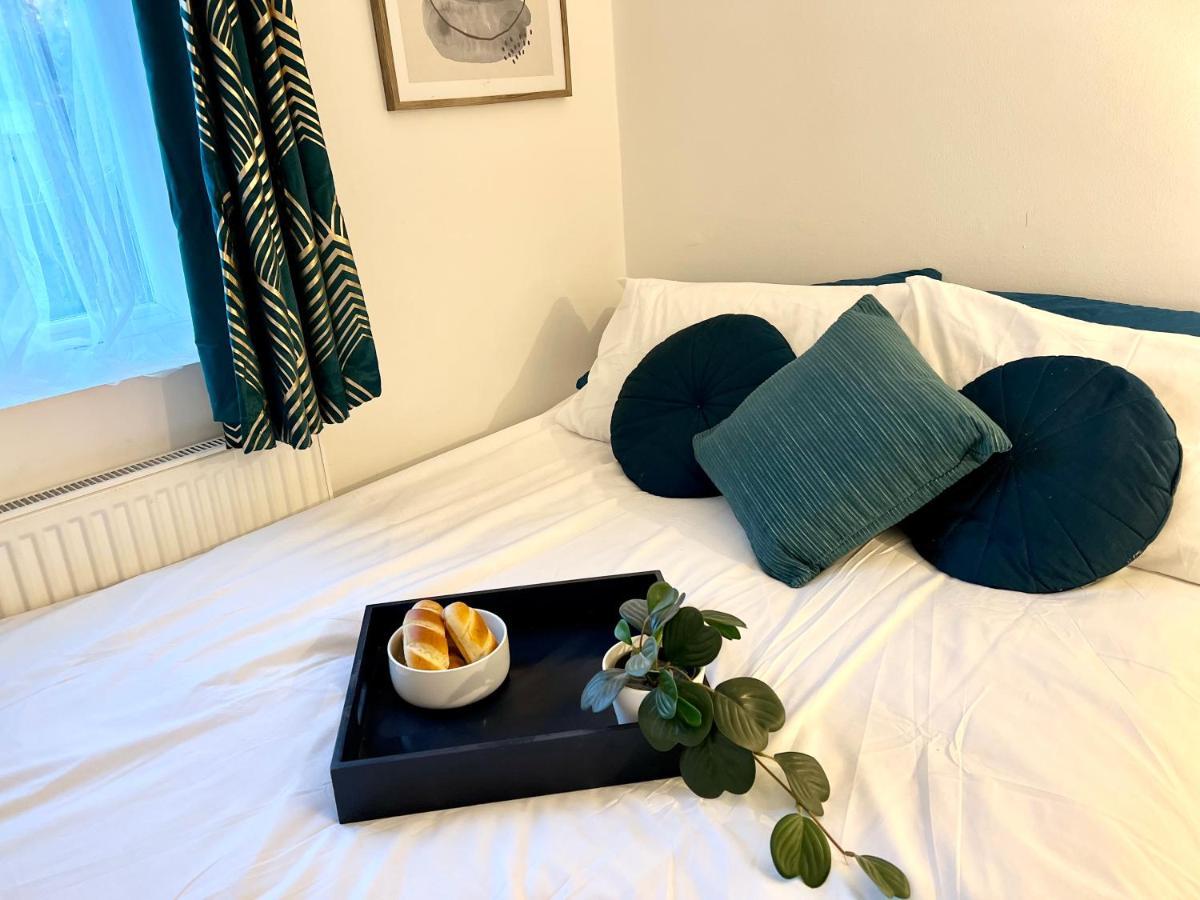3 Cosy Homes Walking Distance To Mall With Parking Available To Book Separately 3 Bed House Or 1 Bed Apartment Or Studio Лондон Экстерьер фото