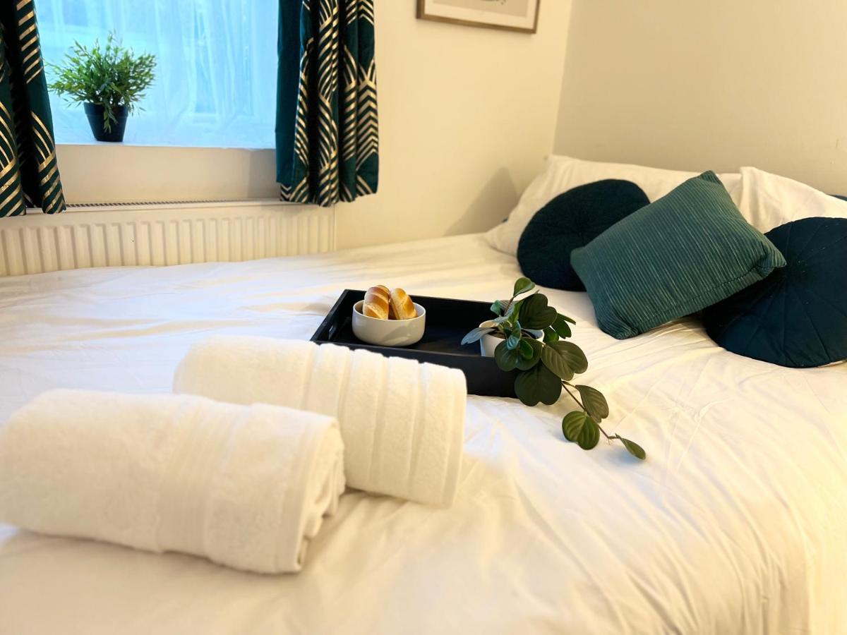 3 Cosy Homes Walking Distance To Mall With Parking Available To Book Separately 3 Bed House Or 1 Bed Apartment Or Studio Лондон Экстерьер фото