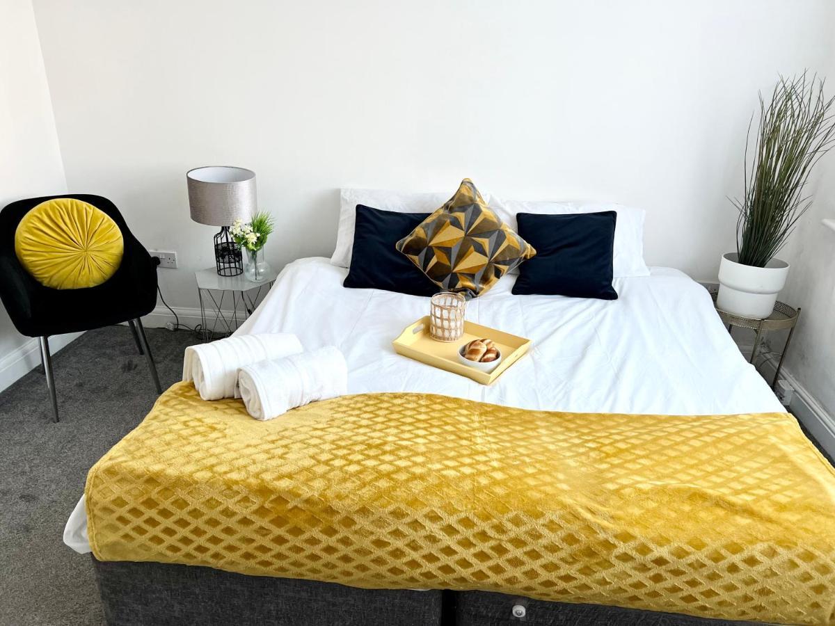3 Cosy Homes Walking Distance To Mall With Parking Available To Book Separately 3 Bed House Or 1 Bed Apartment Or Studio Лондон Экстерьер фото