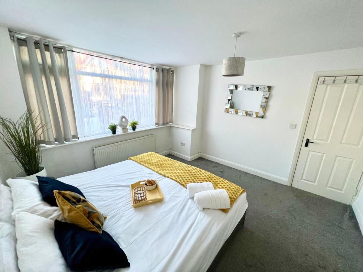 3 Cosy Homes Walking Distance To Mall With Parking Available To Book Separately 3 Bed House Or 1 Bed Apartment Or Studio Лондон Экстерьер фото