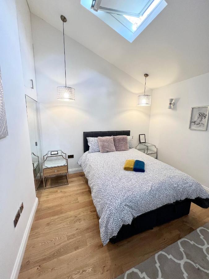 3 Cosy Homes Walking Distance To Mall With Parking Available To Book Separately 3 Bed House Or 1 Bed Apartment Or Studio Лондон Экстерьер фото