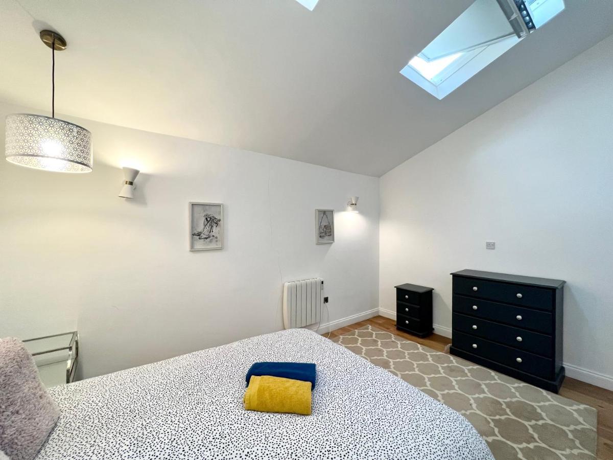 3 Cosy Homes Walking Distance To Mall With Parking Available To Book Separately 3 Bed House Or 1 Bed Apartment Or Studio Лондон Экстерьер фото