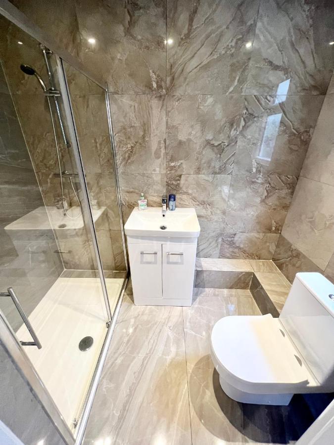 3 Cosy Homes Walking Distance To Mall With Parking Available To Book Separately 3 Bed House Or 1 Bed Apartment Or Studio Лондон Экстерьер фото