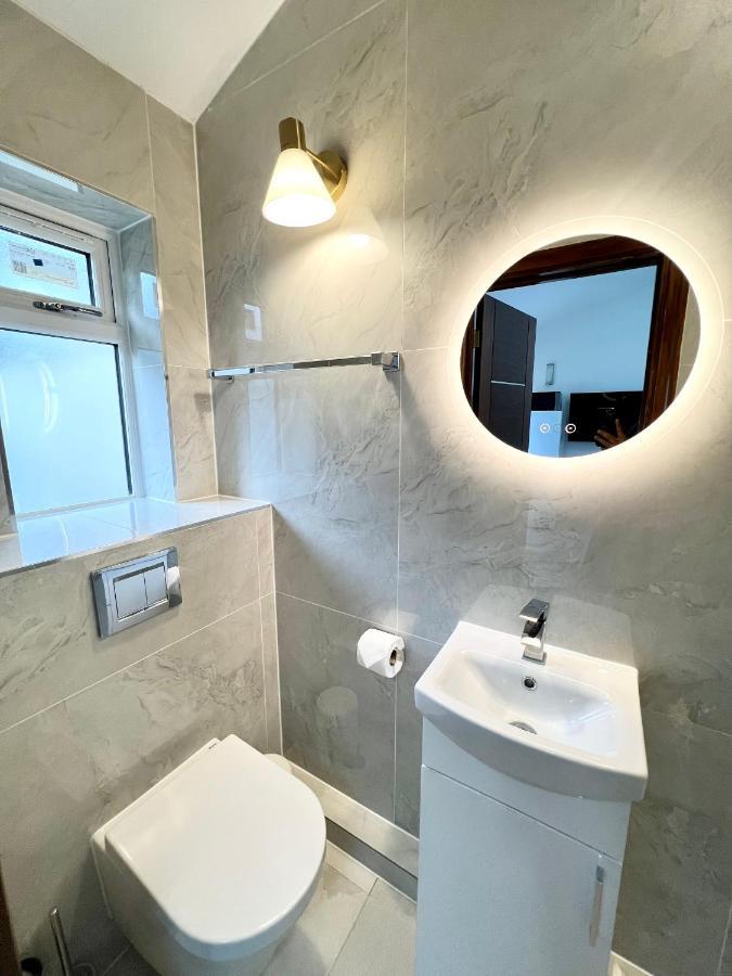 3 Cosy Homes Walking Distance To Mall With Parking Available To Book Separately 3 Bed House Or 1 Bed Apartment Or Studio Лондон Экстерьер фото