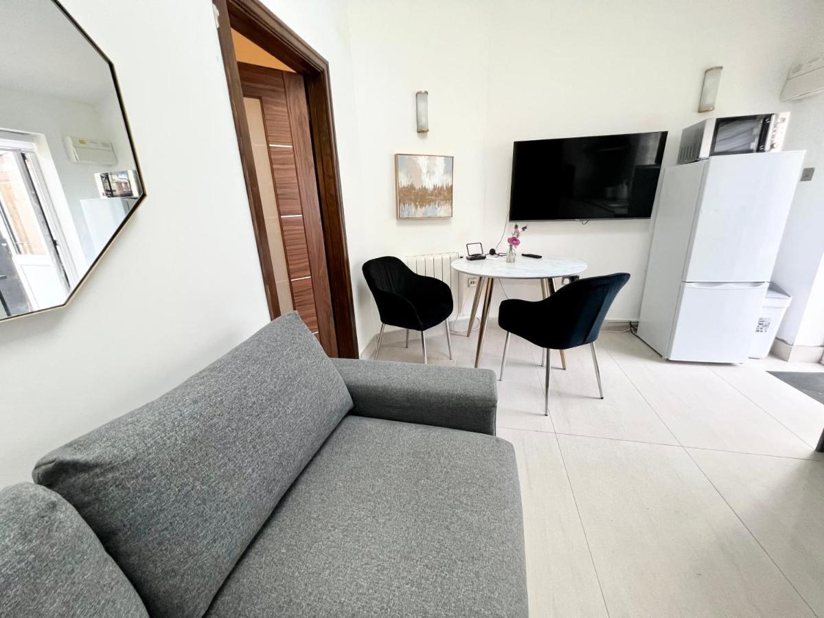 3 Cosy Homes Walking Distance To Mall With Parking Available To Book Separately 3 Bed House Or 1 Bed Apartment Or Studio Лондон Экстерьер фото