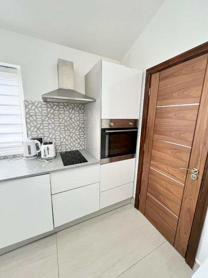 3 Cosy Homes Walking Distance To Mall With Parking Available To Book Separately 3 Bed House Or 1 Bed Apartment Or Studio Лондон Экстерьер фото